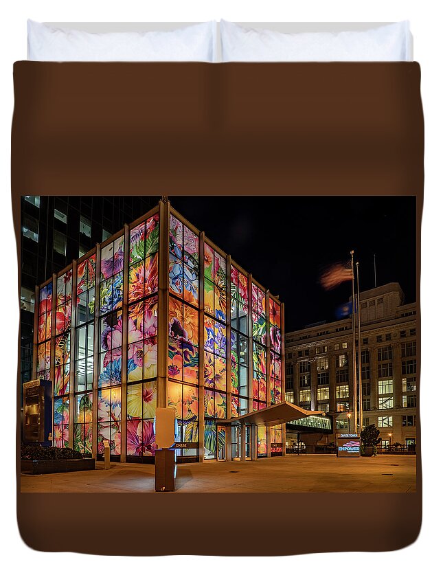 Chase Bank Plaza Duvet Cover featuring the photograph Sculpture Milwaukee by Kristine Hinrichs