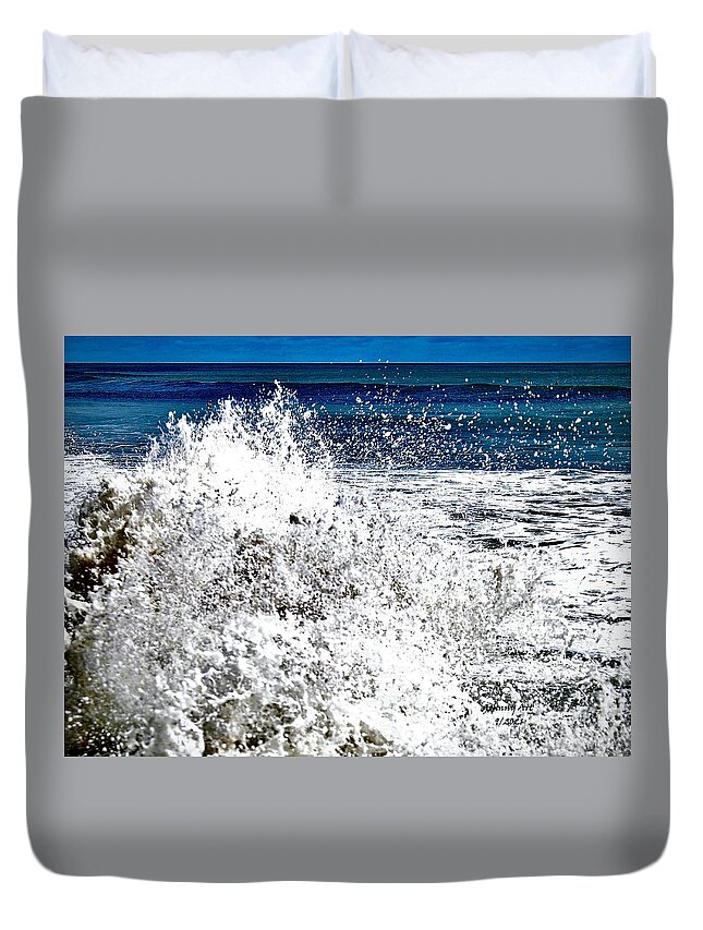 Waves St Augustine Beach Florida John Anderson Photograph Duvet Cover featuring the photograph Splash by John Anderson