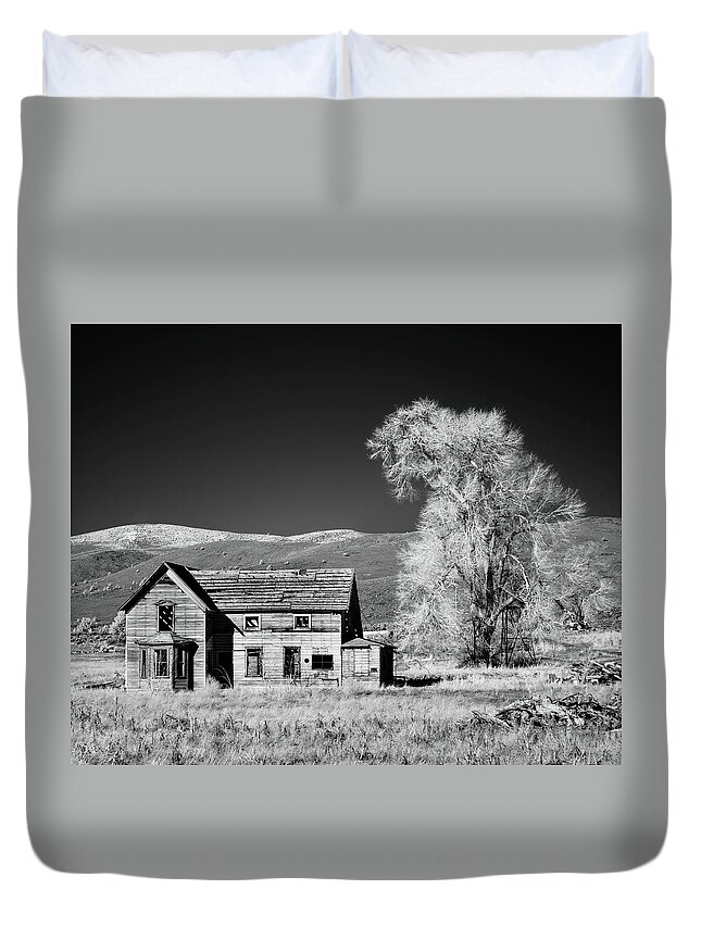 Lassen Duvet Cover featuring the photograph Spooky Old House by Mike Lee