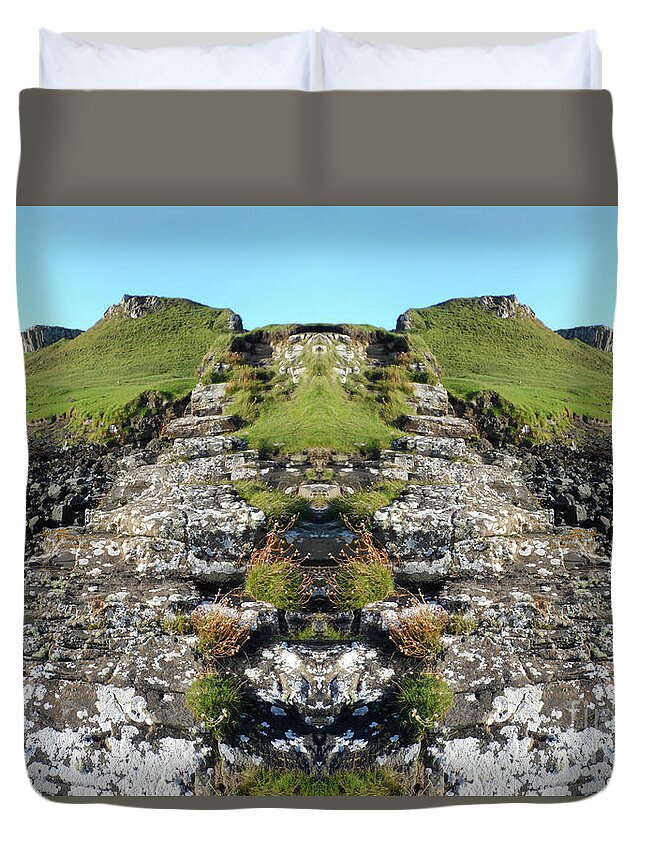 Isle Of Skye Duvet Cover featuring the photograph Staidhre by PJ Kirk
