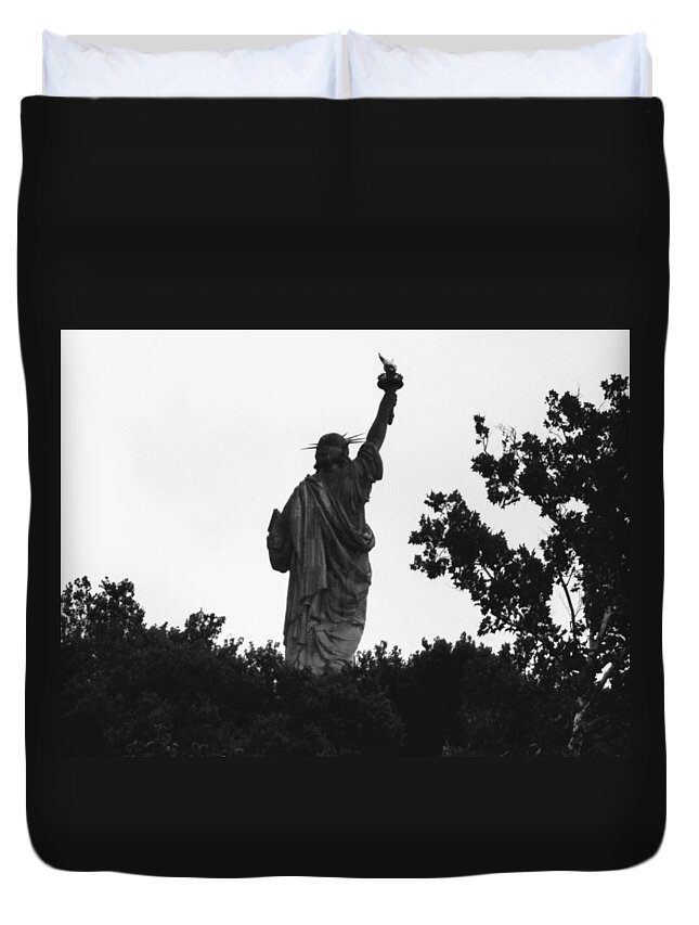 自由の女神 Duvet Cover featuring the photograph Statue of Liberty by Takuya Inoue