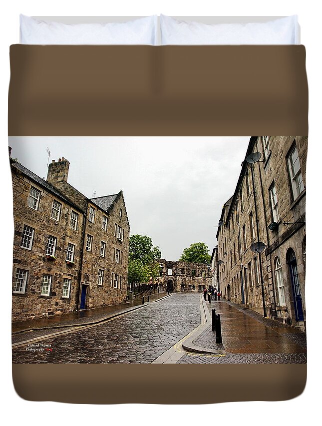 City Duvet Cover featuring the photograph Stirling City Street by Richard Thomas