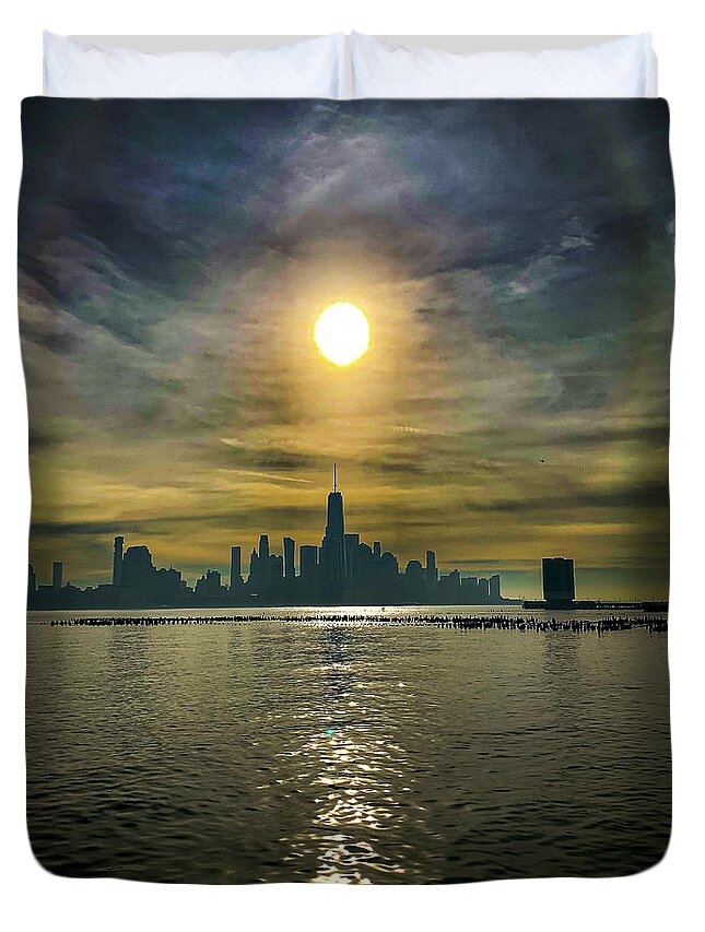 Freedom Tower Duvet Cover featuring the photograph Sun over the city by Jim Feldman