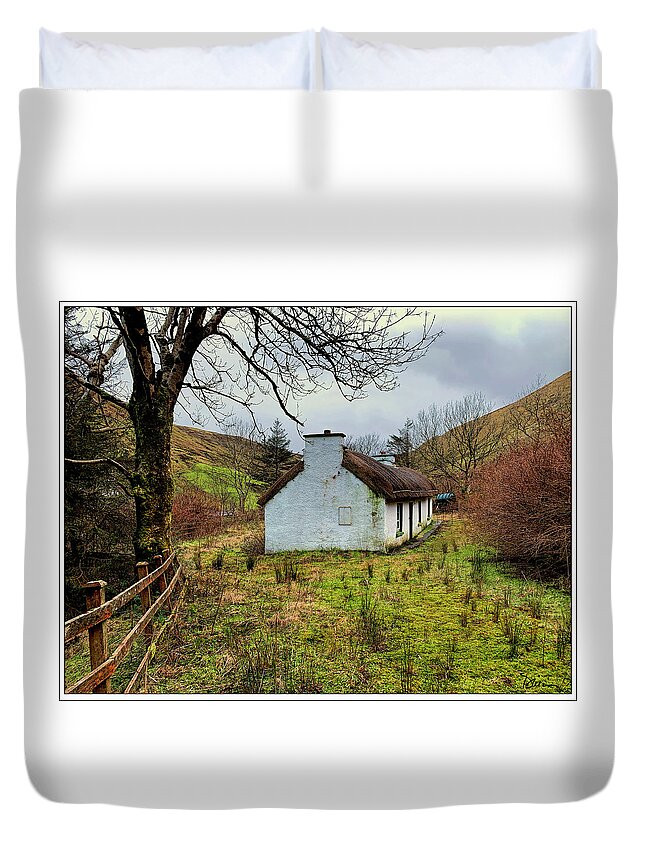 Irish Cottage Duvet Cover featuring the photograph Thatched by Peggy Dietz