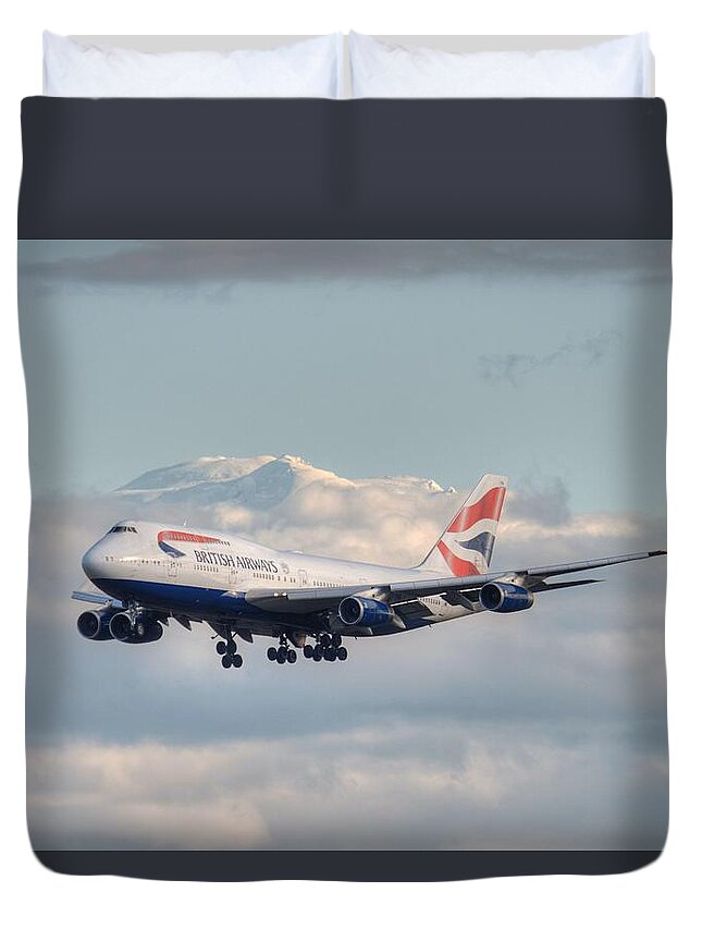 747 Duvet Cover featuring the photograph The Queen by Jeff Cook