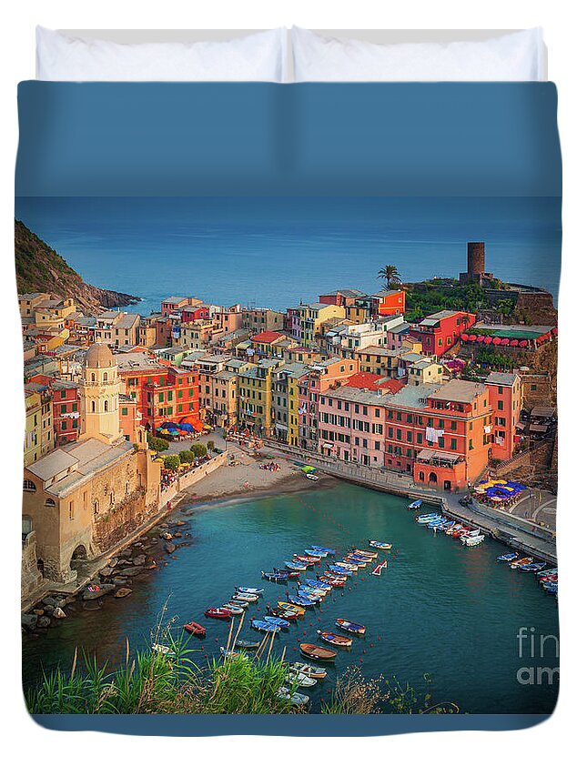 Cinque Terre Duvet Cover featuring the photograph Vernazza Pomeriggio by Inge Johnsson