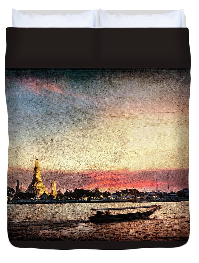 Thailand Duvet Cover featuring the photograph Wat Arun by Mark Gomez