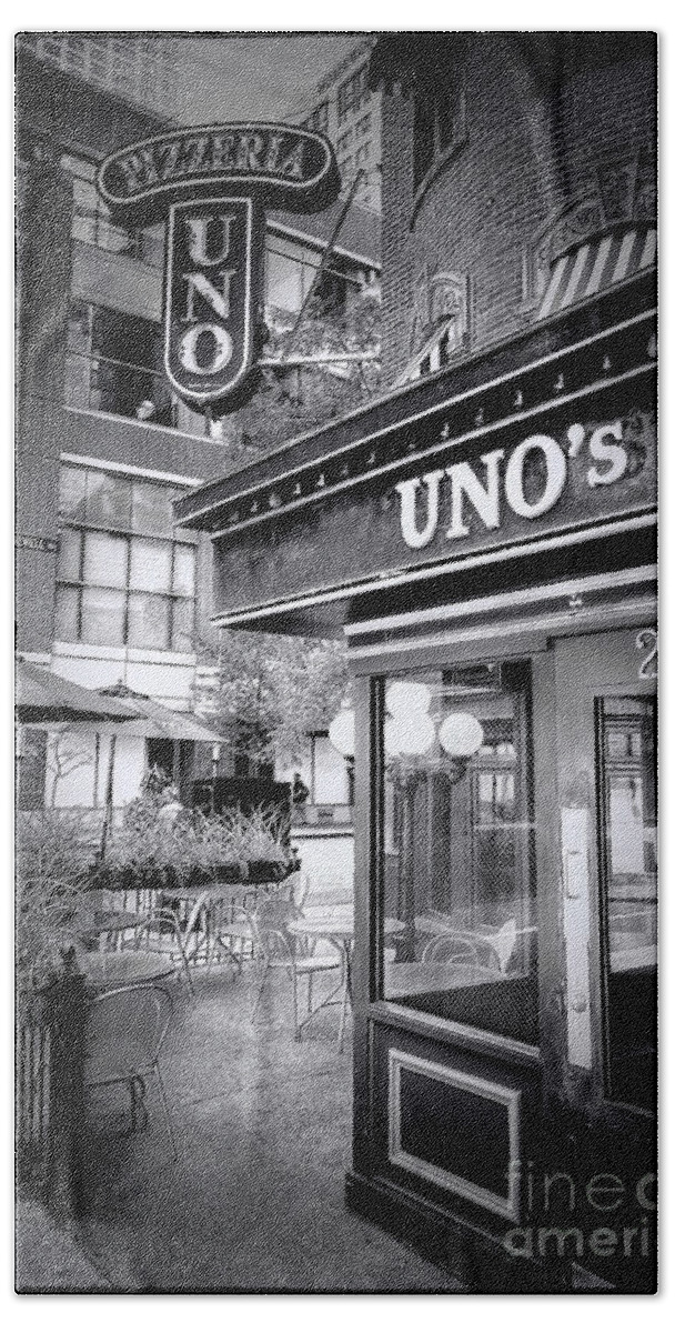 Uno Hand Towel featuring the photograph 0748 Uno's Pizzaria by Steve Sturgill