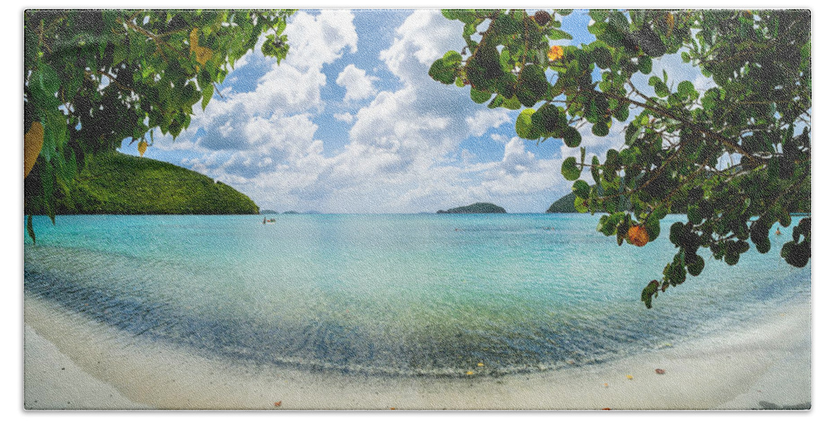 Caribbean Bath Towel featuring the photograph Beautiful Caribbean beach #1 by Raul Rodriguez