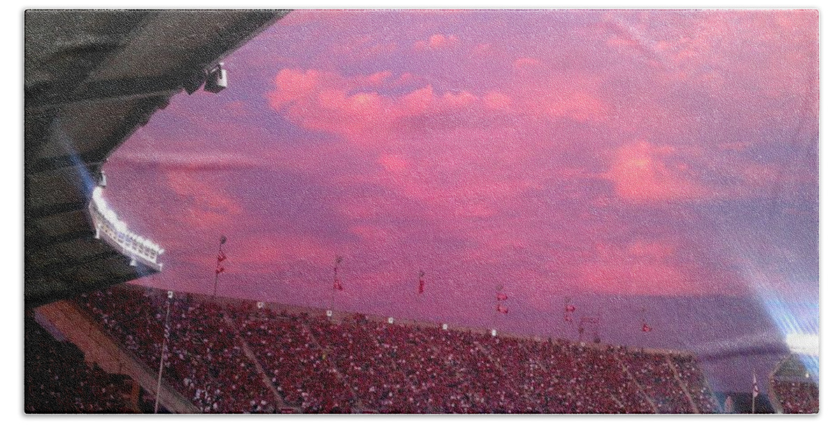 Dusk Bath Towel featuring the photograph Bryant-Denny Painted Sky by Kenny Glover