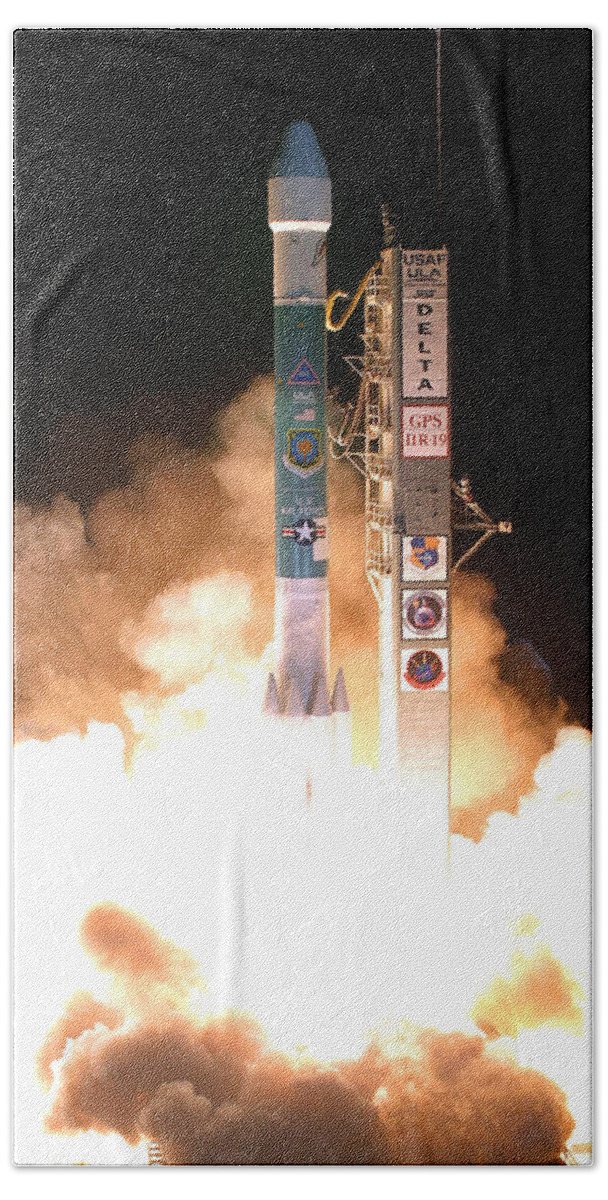 Astronomy Bath Towel featuring the photograph Delta II Rocket Taking Off #1 by Science Source