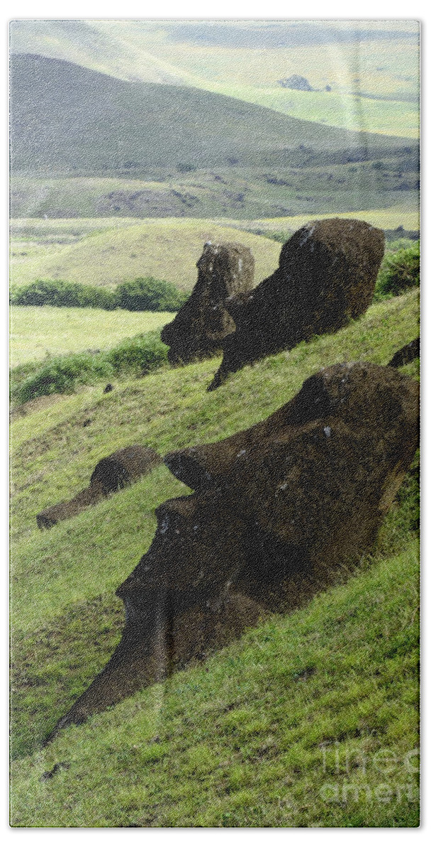 Easter Island Bath Towel featuring the photograph Easter Island 17 by Bob Christopher