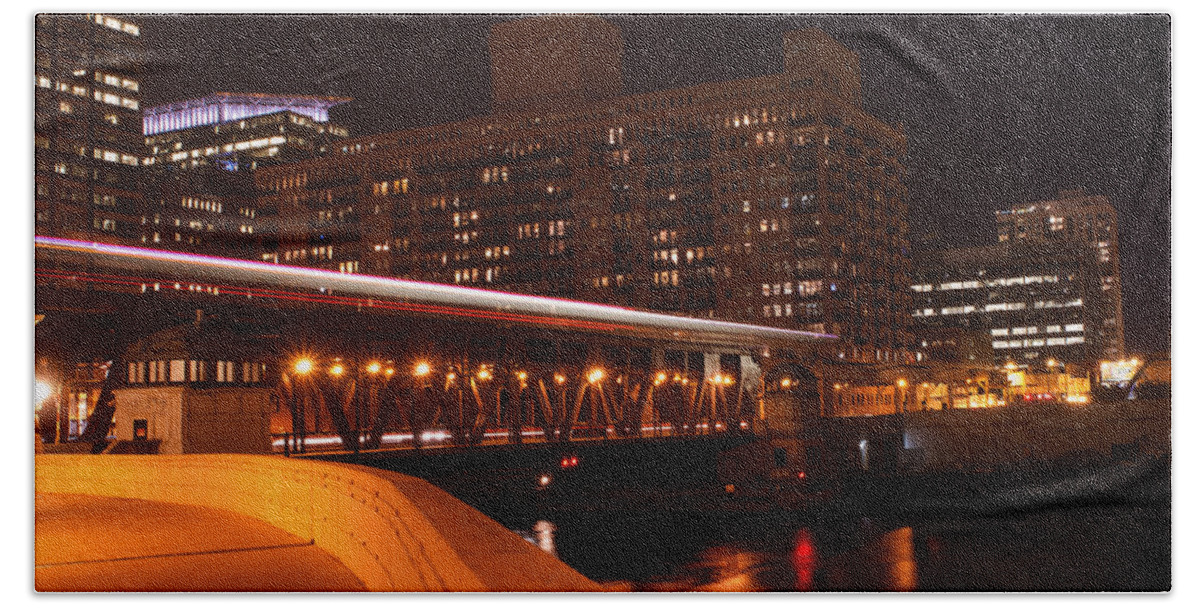 Chicago Bath Towel featuring the photograph Evening in the City #2 by Miguel Winterpacht