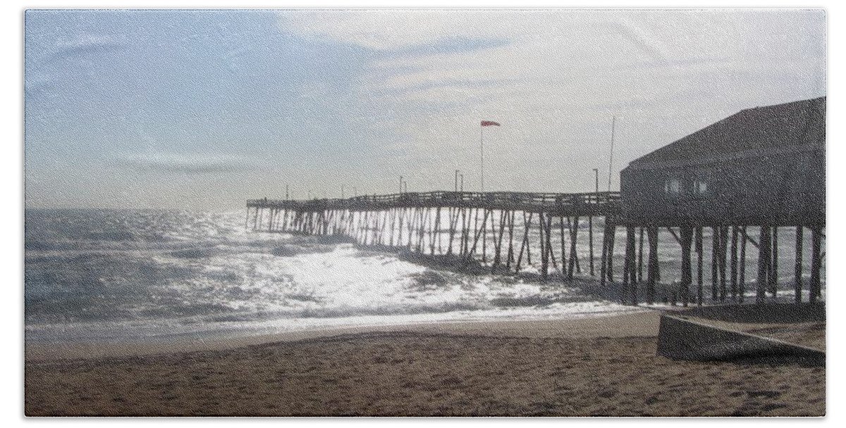 Obx Bath Towel featuring the photograph Nags Head Pier 2 by Cathy Lindsey