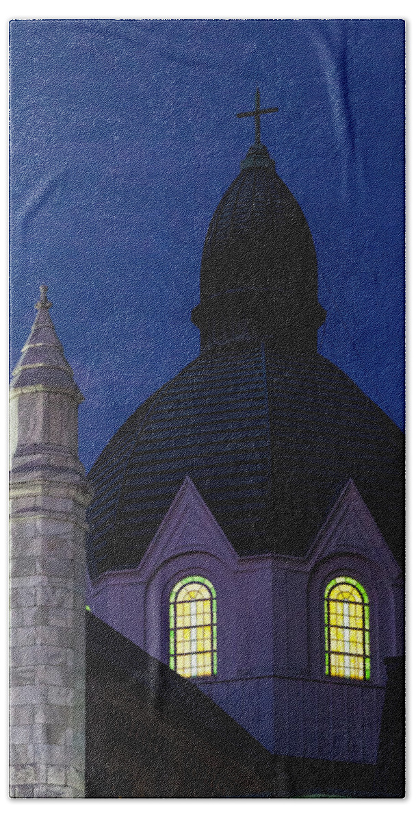 Architecture Bath Towel featuring the photograph Twilight at Sacred Heart #1 by Ed Gleichman
