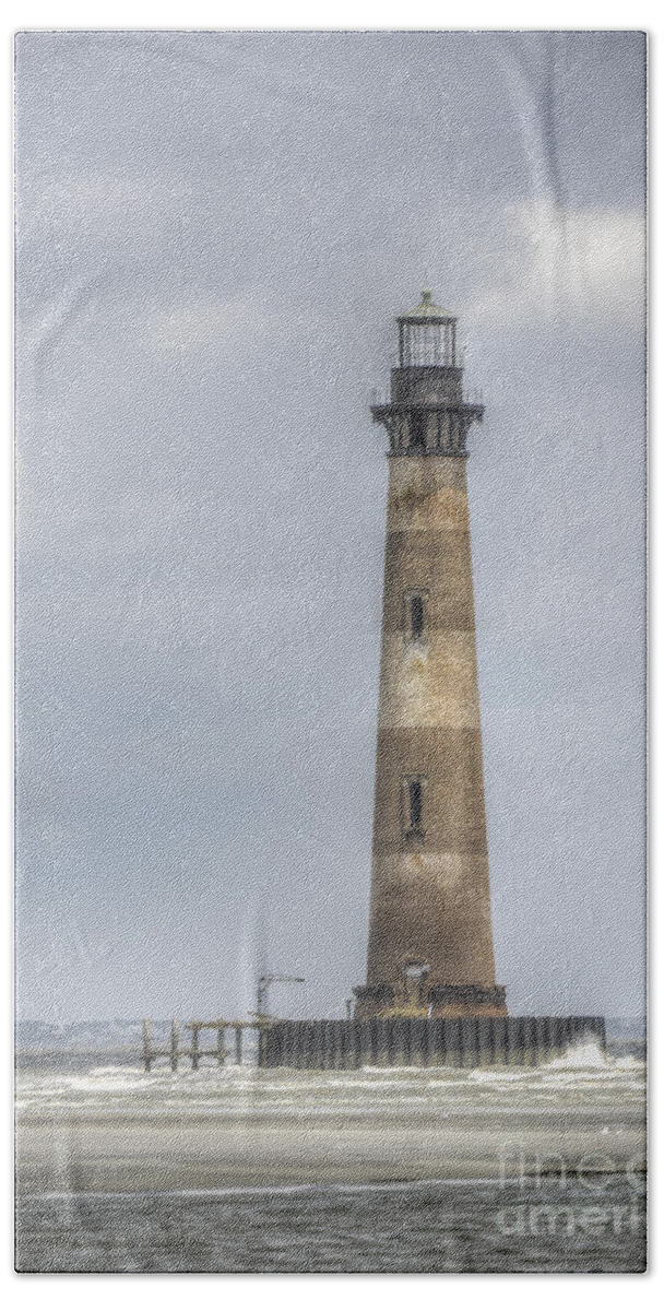 Morris Island Lighthouse Bath Towel featuring the photograph Morris Island Lighthouse by Dale Powell