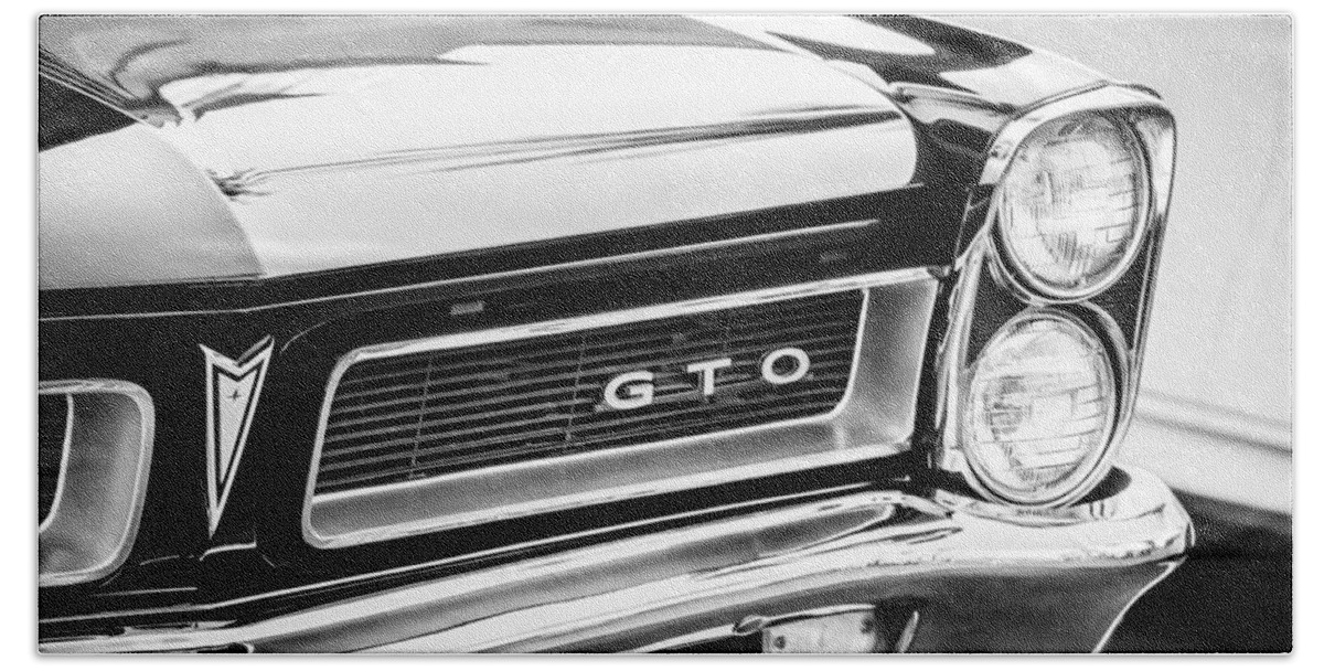 1965 Pontiac Gto Grille Emblem Bath Towel featuring the photograph 1965 Pontiac GTO Grille Emblem -044bw by Jill Reger