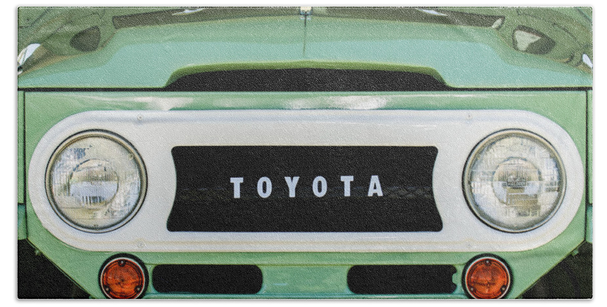 1969 Toyota Fj-40 Land Cruiser Grille Emblem Bath Towel featuring the photograph 1969 Toyota FJ-40 Land Cruiser Grille Emblem -0444c by Jill Reger