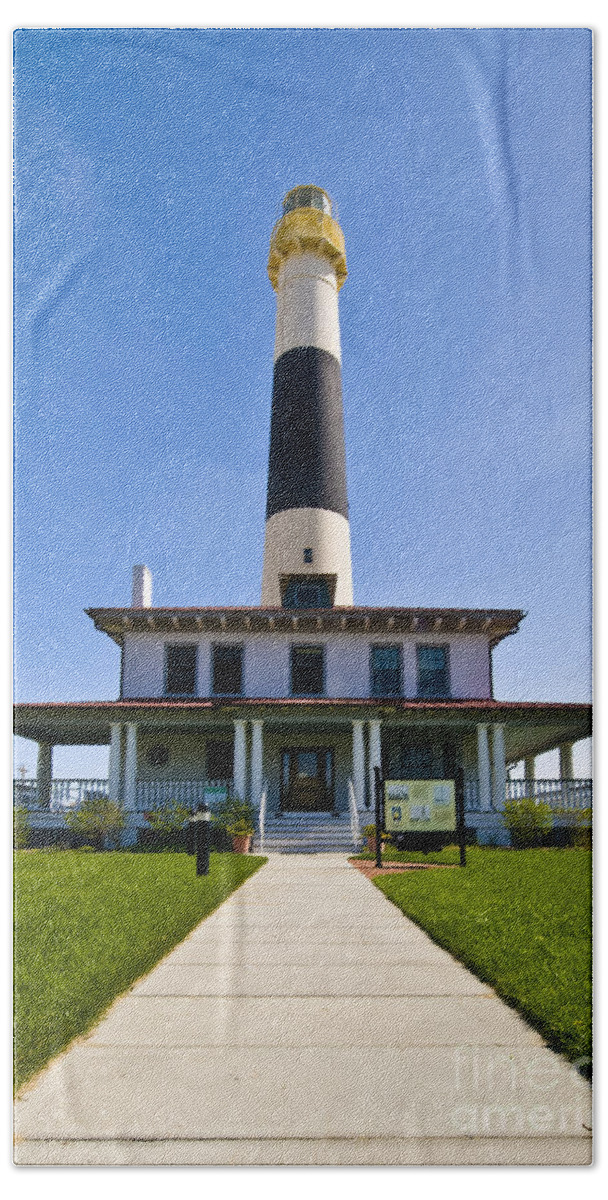 Absecon Lighthouse Bath Towel featuring the photograph Absecon Lighthouse #1 by Anthony Sacco
