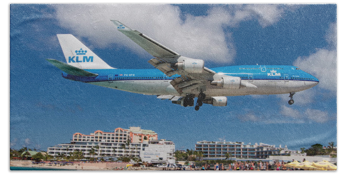 Klm Bath Towel featuring the photograph K L M landing at St. Maarten #1 by David Gleeson