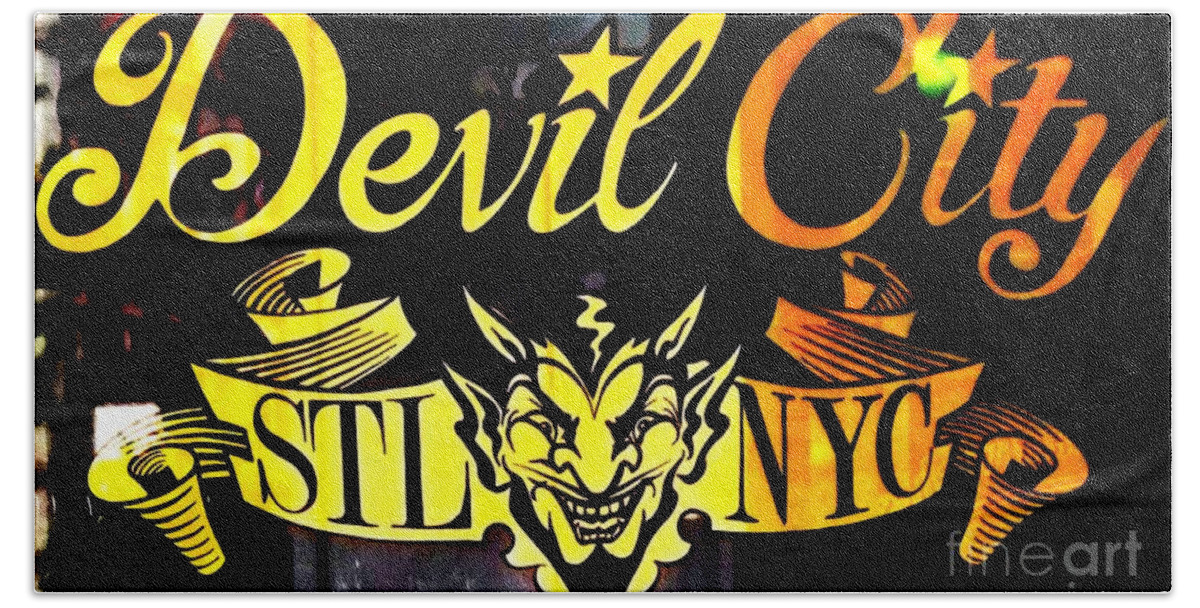 Devil City Hand Towel featuring the photograph Shopping in the Loop by Kelly Awad