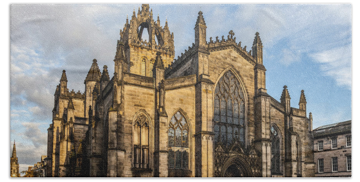 St Giles Cathedral Bath Towel featuring the photograph St Giles Cathedral Edinburgh #4 by Liz Leyden