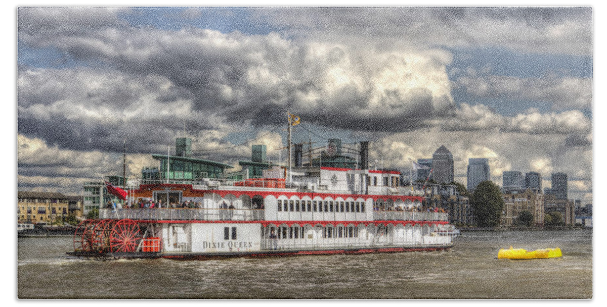 Canary Wharf Bath Towel featuring the photograph The Dixie Queen Paddle Steamer #2 by David Pyatt