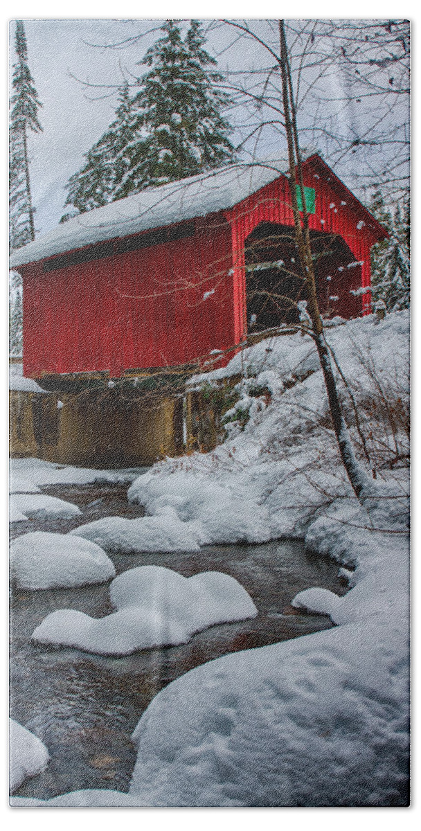 Covered Bridge Bath Towel featuring the photograph Vermonts Moseley covered bridge by Jeff Folger