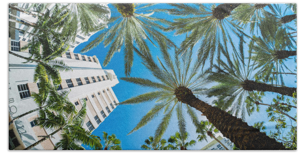 Architecture Bath Towel featuring the photograph Miami Beach by Raul Rodriguez