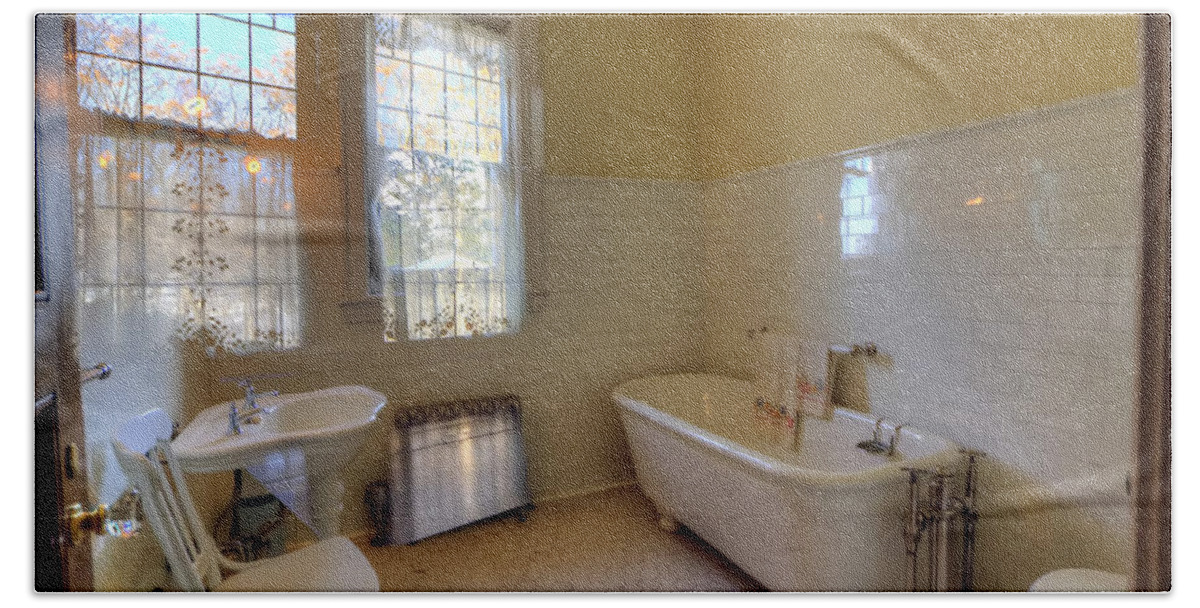 Congdon Hand Towel featuring the photograph Glensheen Mansion Duluth #4 by Amanda Stadther