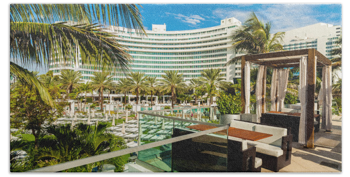 Architecture Bath Towel featuring the photograph Fontainebleau Hotel by Raul Rodriguez