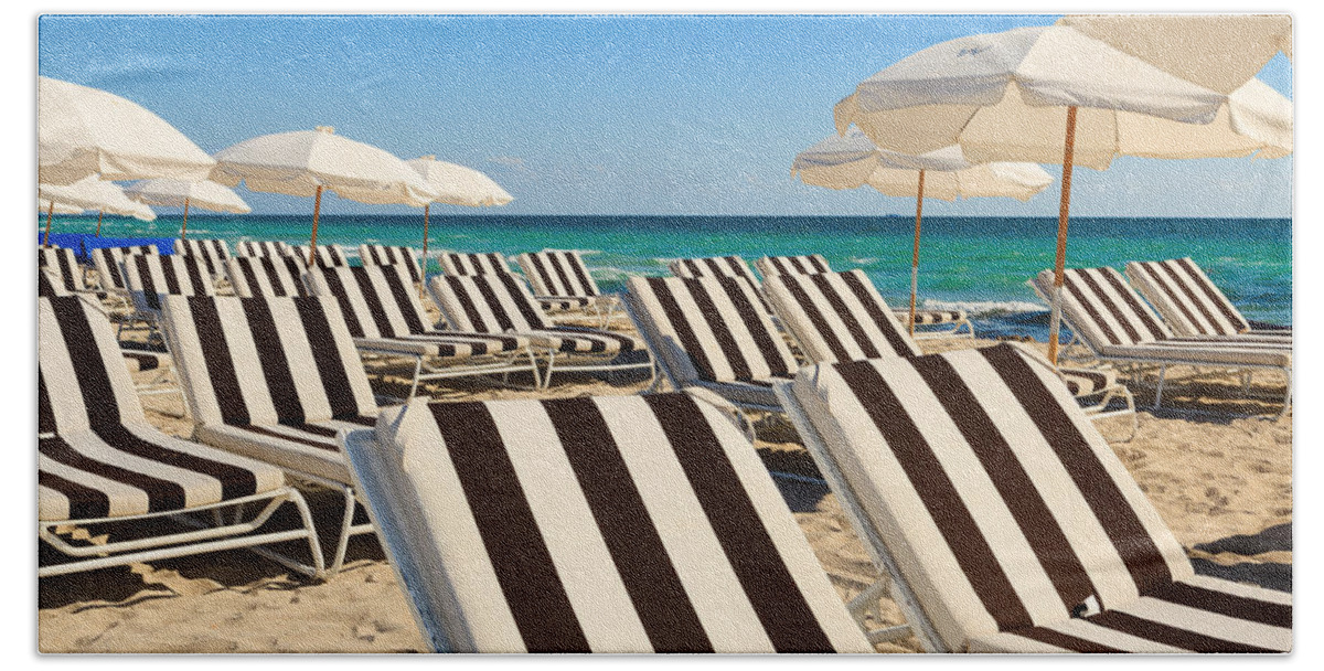 Chair Bath Towel featuring the photograph Miami Beach #5 by Raul Rodriguez