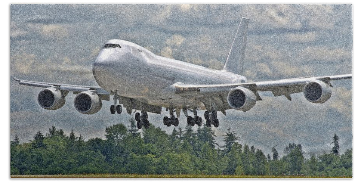 Boeing Bath Towel featuring the photograph 747 Landing by Jeff Cook