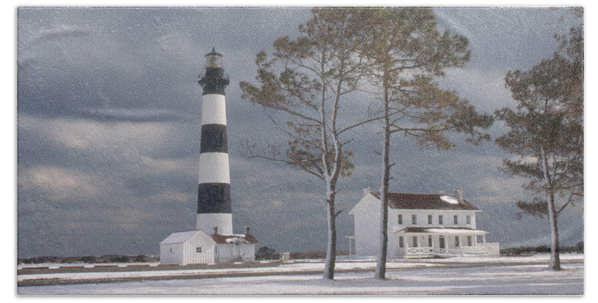 North Carolina Bath Towel featuring the photograph Bodie Island Lighthouse #9 by Bruce Roberts