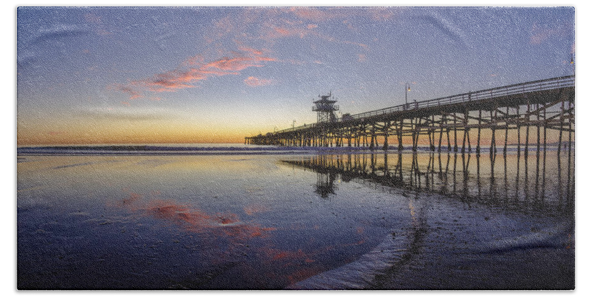 San Clemente Bath Towel featuring the photograph A Pink Low Tide by Sean Foster