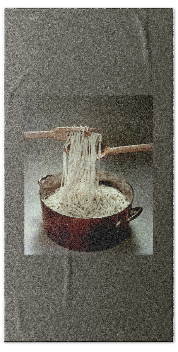 A Pot Of Spaghetti Bath Towel