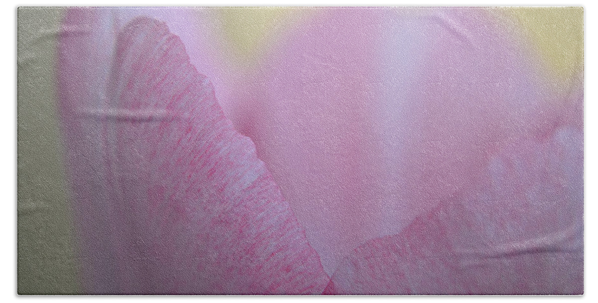 Flower Bath Towel featuring the photograph A Tender Heart by Melanie Moraga