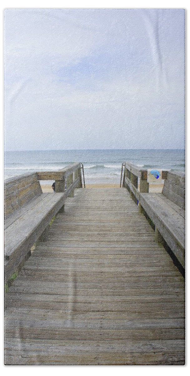 Daytona Beach Bath Towel featuring the photograph A Welcoming View by Laurie Perry