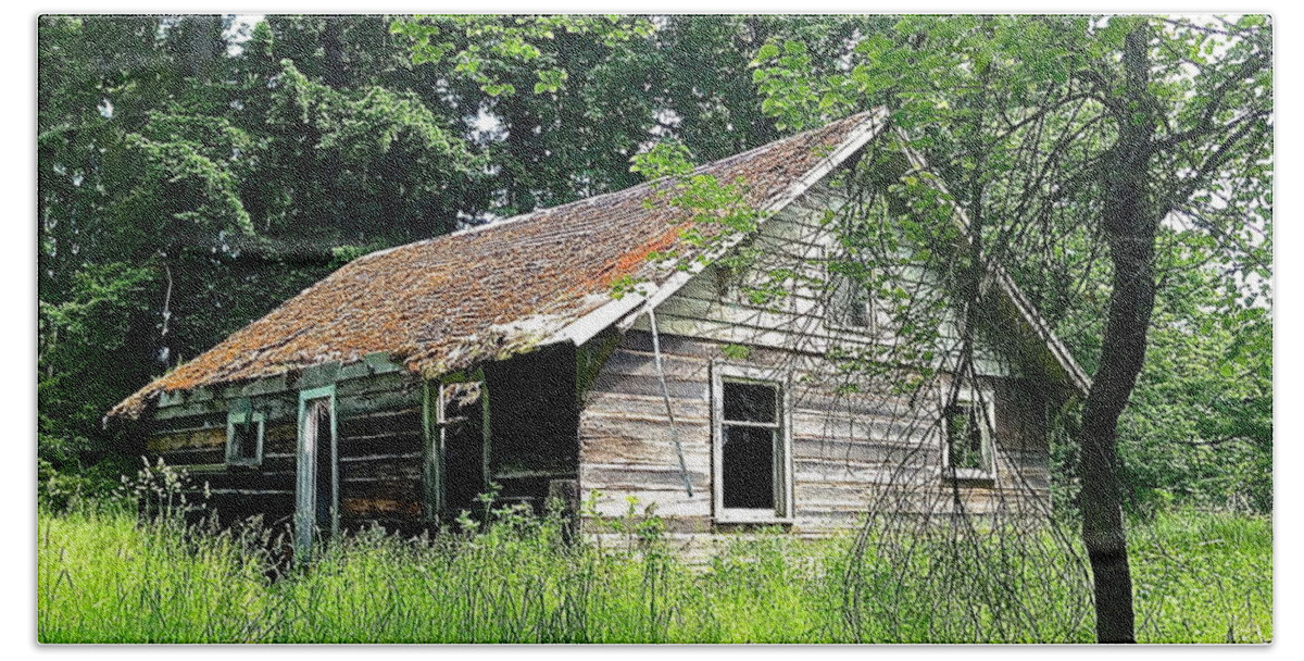 Photography Bath Towel featuring the photograph Abandoned Farm House by Sean Griffin