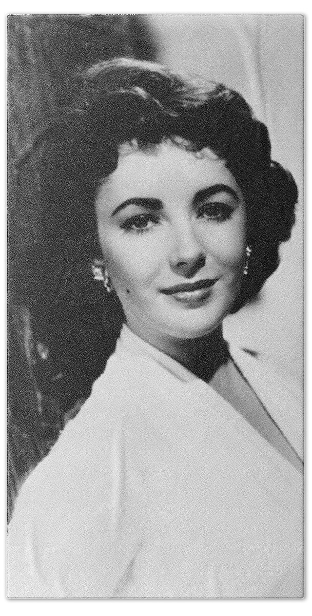 1950's Bath Towel featuring the photograph Actress Elizabeth Taylor by Underwood Archives