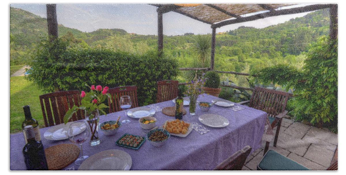 Europe Bath Towel featuring the photograph Alfresco Dining in Tuscany by Matt Swinden