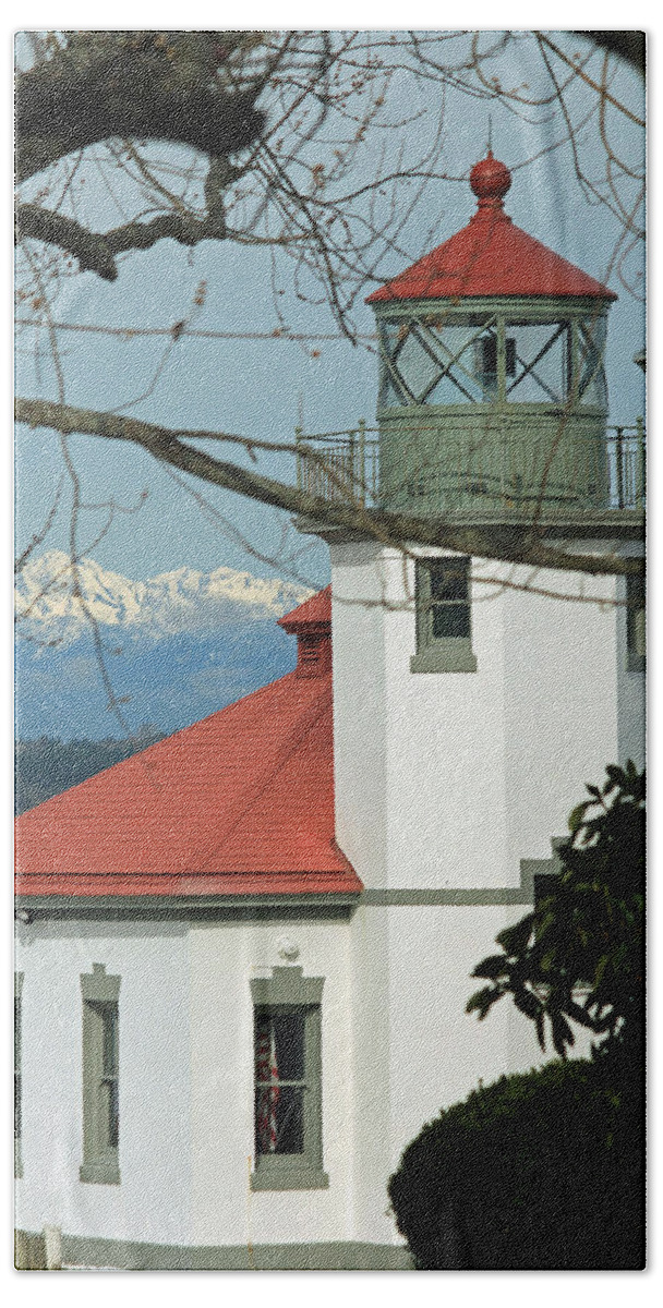Olympic Mountains Hand Towel featuring the photograph Alki Lighthouse II by E Faithe Lester
