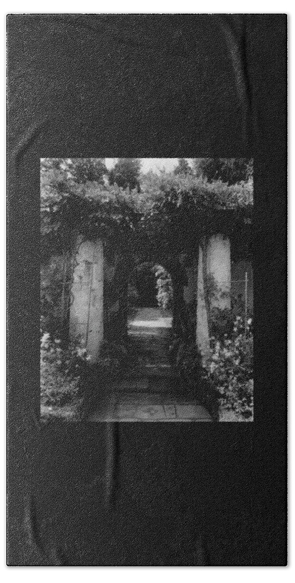 An Archway In The Garden Of Mrs. Carl Tucker Bath Towel
