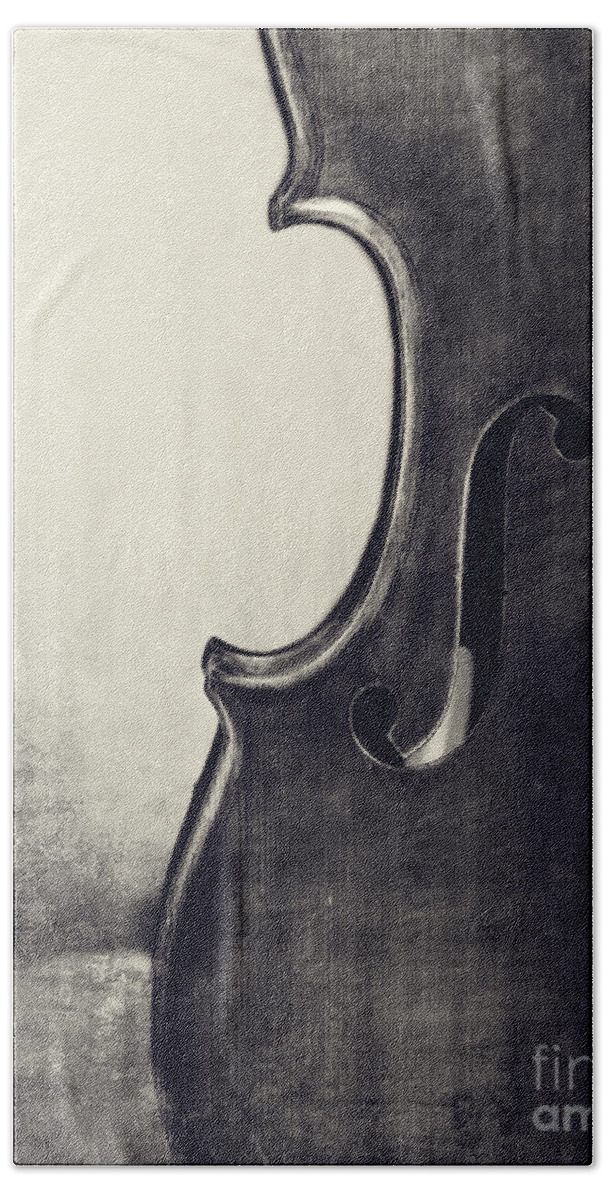 Violin Hand Towel featuring the photograph An Old Violin in Black and White by Kadwell Enz
