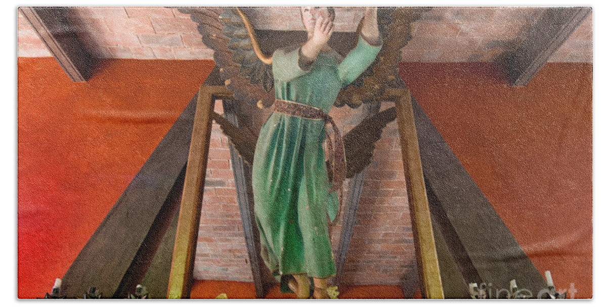 San Miguel De Allende Bath Towel featuring the photograph Angel Statue by John Shaw
