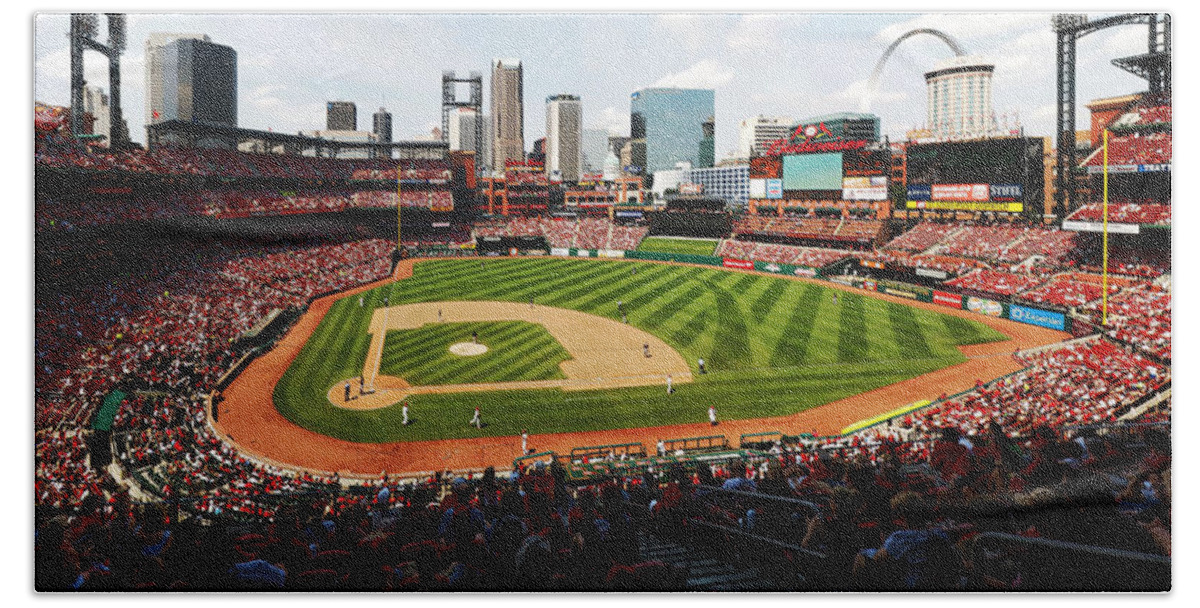 Busch Stadium Bath Towel featuring the photograph Arch Returns to the Outfield by C H Apperson