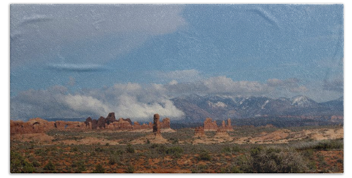 Arches Bath Towel featuring the photograph Arches National Monument Utah by Suzanne Lorenz