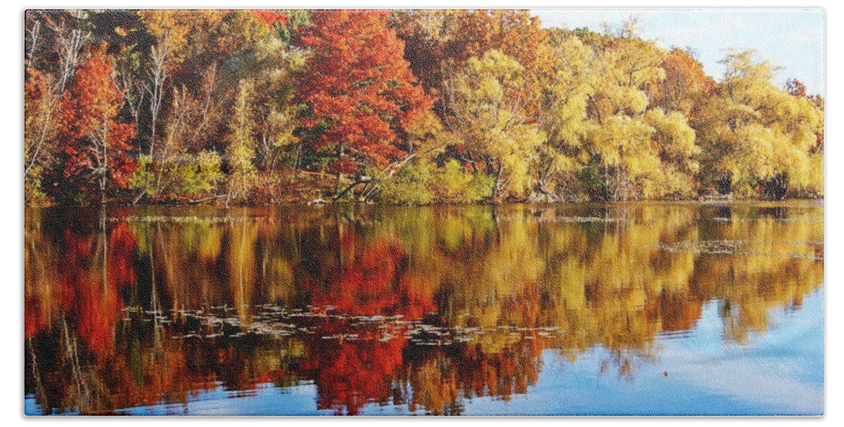 Horn Pond Bath Towel featuring the photograph Autumn at Horn Pond by Joe Faherty