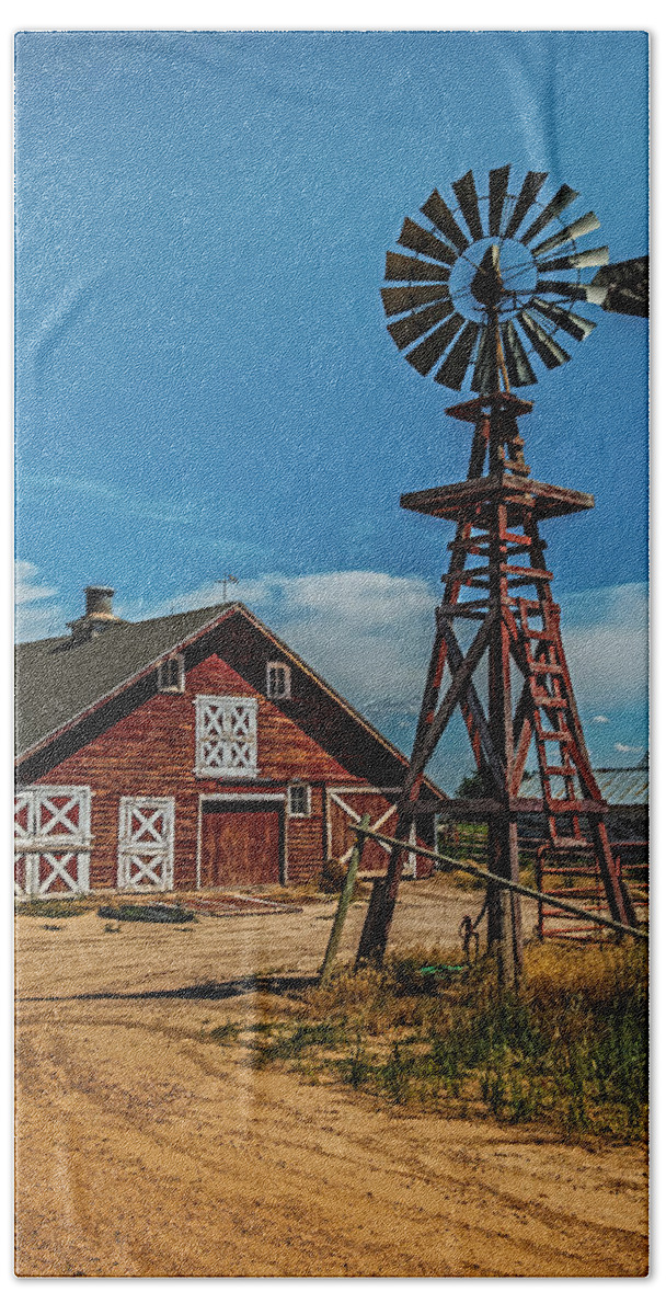 Landscape Bath Towel featuring the photograph Barn with Windmill by Paul Freidlund