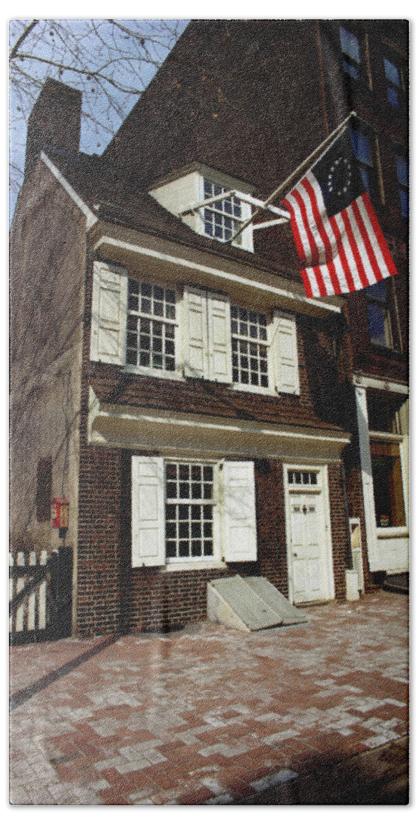 Pennsylvania Bath Towel featuring the photograph Betsy Ross House by Dick Hanley